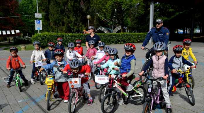 Mandello, i bimbi degli asili in bici sulle strade del lungolago