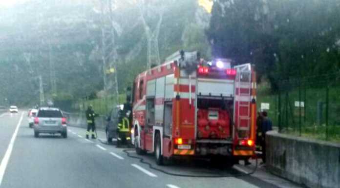 Auto in fiamme sulla nuova Lecco – Ballabio: un ferito