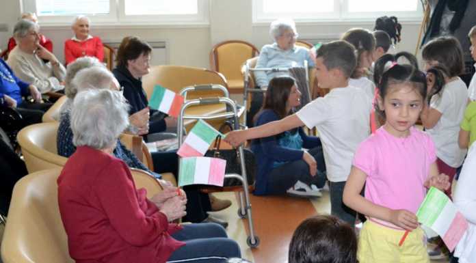Mandello: nonni e bimbi si scambiano fiabe, bandiere e sorrisi