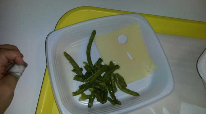 Mense scolastiche: proteste dei genitori, le foto dei piatti su FB