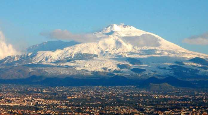 Lecchese disperso sull’Etna: si salva scavando una buca