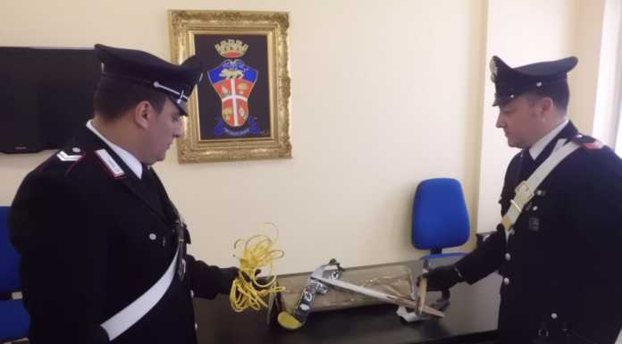 Legano e picchiano un connazionale con una mazza da hockey