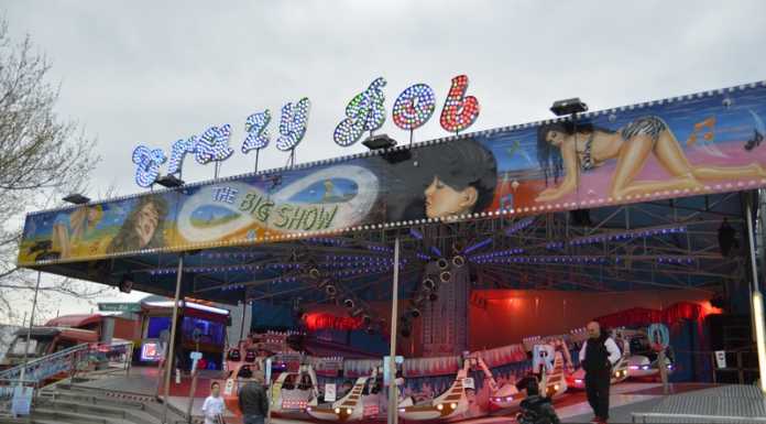 I pompieri sfidano i giostrai in una partita di calcio a Pescarenico