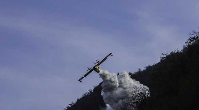 Incendio tra Lezzeno e Bellagio: canadair al lavoro (VIDEO)