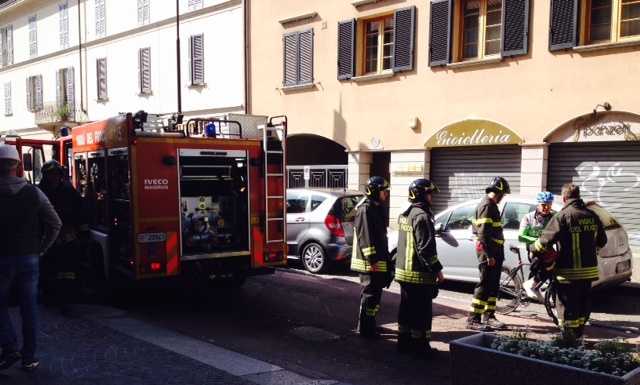 Incidente con la fiamma ossidrica, rischia di bruciare un tetto