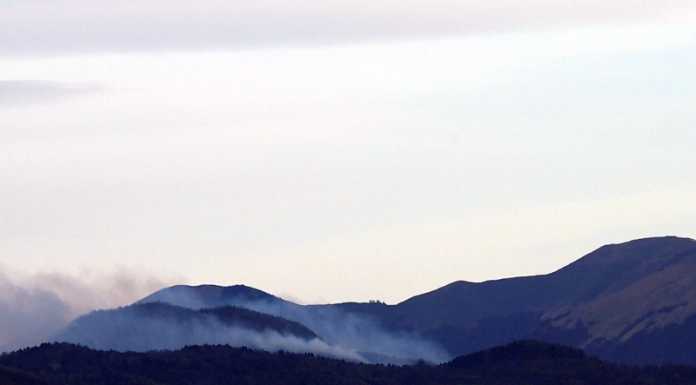 Avanza l’incendio sopra Lezzeno, ora si vede anche da Lecco