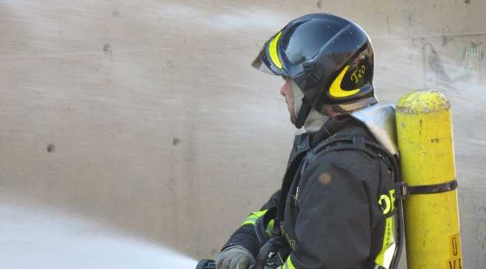 Bruciano sterpaglie a Sirtori, Vigili del Fuoco al lavoro