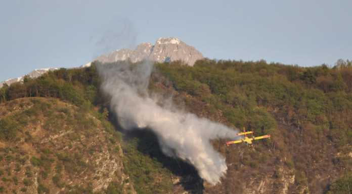 Spento l’incendio di Bellagio dopo un giorno di lavoro e i Canadair in volo