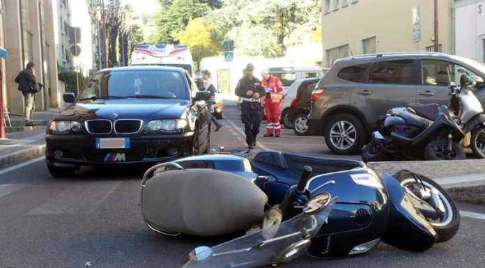 Smart contromano causa incidente in corso Matteotti
