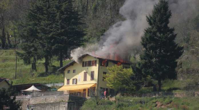 Olgiate: incendio divora una villa, al lavoro i Vigili del Fuoco