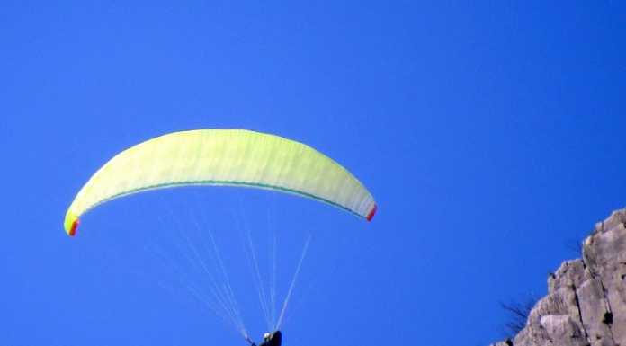 Spettacolo sopra i monti lecchesi “offerto” da sei parapendisti (foto)