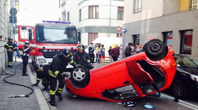 Lecco. Mamma con due bimbi si ribalta in via Aspromonte