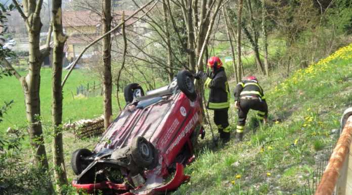 Ballabio: auto esce di strada e si ribalta, soccorso 21enne