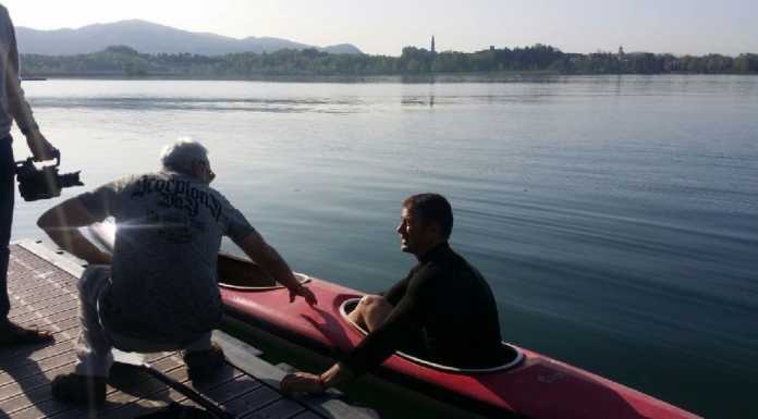 Giro in canoa sul lago di Pusiano per Rossi e Van De Sfroos