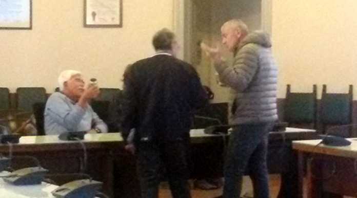 Singolare protesta in Comune: “omaggio” a Donato con la sabbia del Caldone