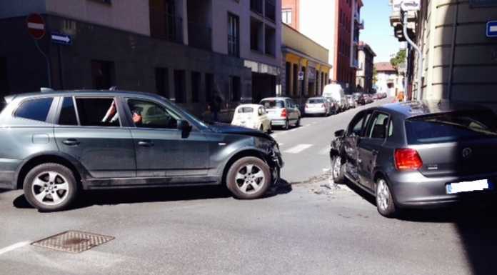Non vede lo stop e “brucia” l’incrocio, scontro in via Aspromonte