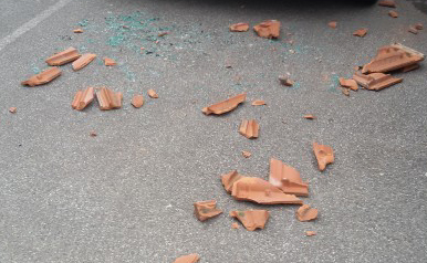 Vento forte sul lecchese: danni limitati, tegole e rami in strada