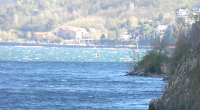 Due canoe si rovesciano in acqua, spavento al Moregallo