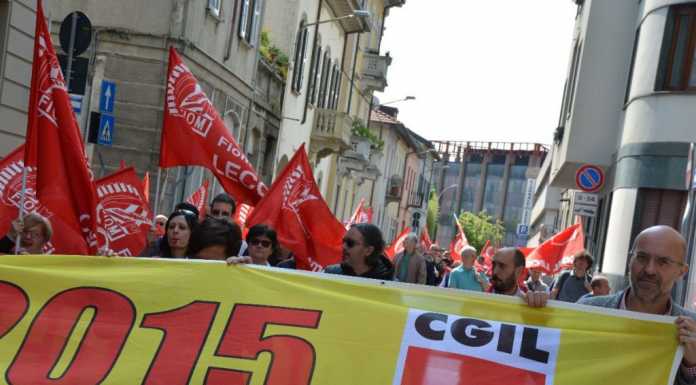 La CGIL sfila contro il Jobs Act. Proteste di fronte a Confindustria