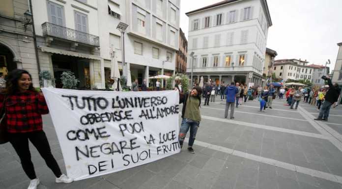 Le Sentinelle in Piedi scendono in piazza, contestate a Lecco