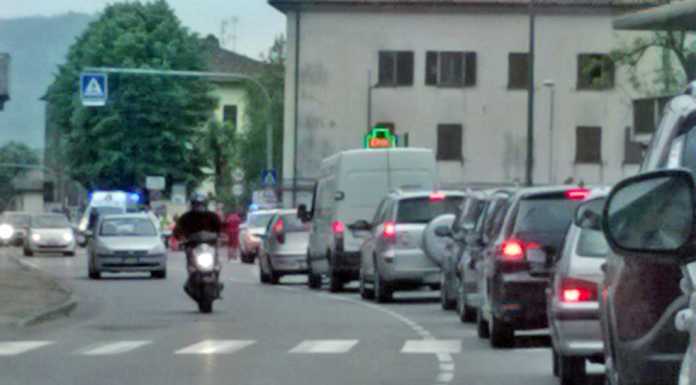 Scontro tra auto e scooter a Vercurago: ferite mamma e figlia