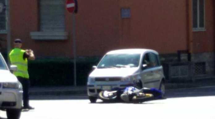 Auto contro moto in via Besonda: ferito un giovane biker