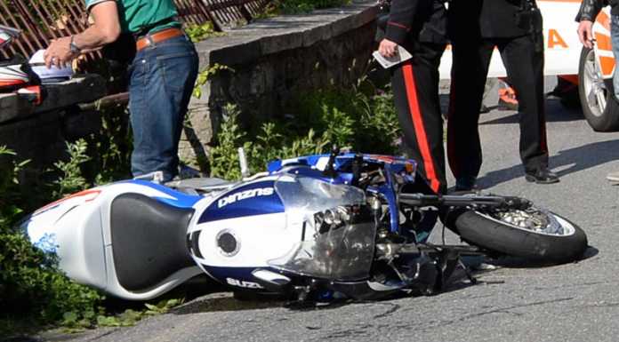 SP 72, auto contro moto, momenti di apprensione per una 45enne