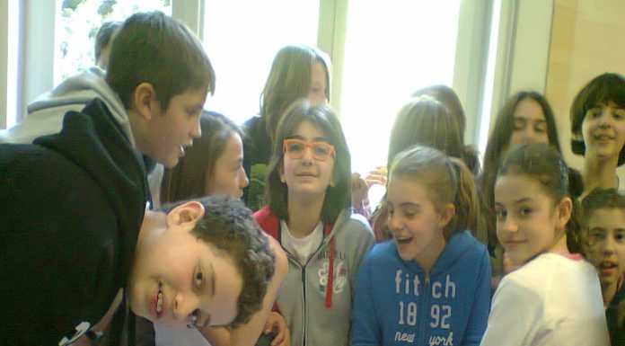 I giovani alunni della Kolbe di Vercurago a “scuola” di affresco