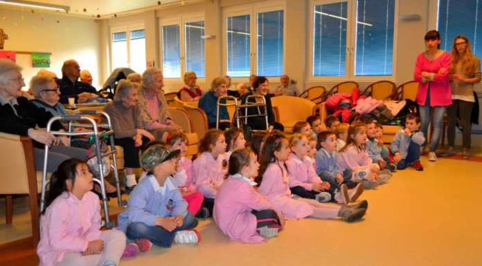 Mandello, nonni e bimbi alla casa di riposo tra letture e canti