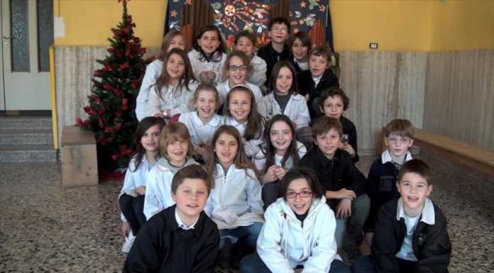 Don Alejandro Mendoza incontra i bambini della Pietro Scola