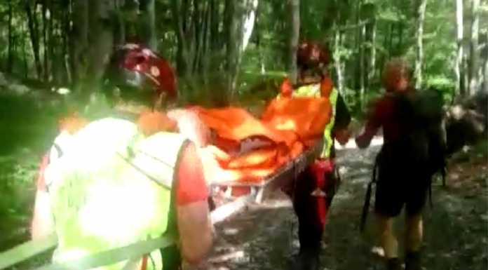 71enne si rompe un piede, difficile operazione del CNSAS