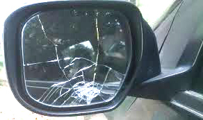 Tenta la truffa dello specchietto e gli va male: denunciato