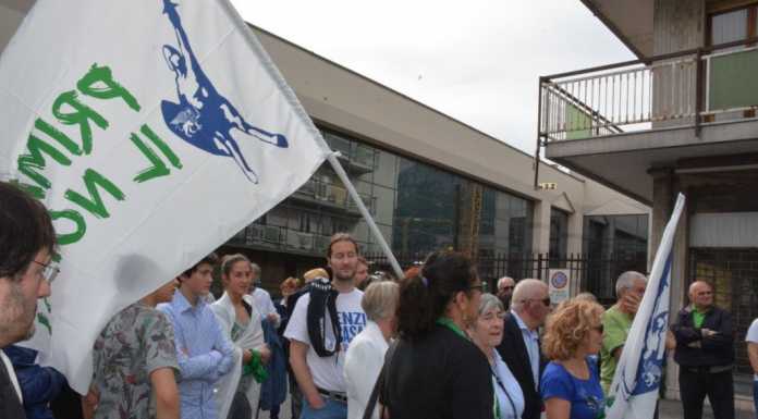 Profughi accolti alle medie di Maggianico: la Lega prepara la protesta