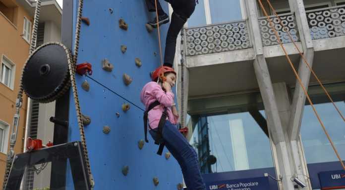 Calolzio: studenti a scuola di arrampicata in P.zza Vittorio Veneto