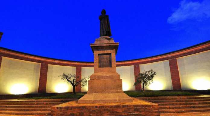 Dopo il restauro, il monumento a Stoppani torna ad illuminarsi