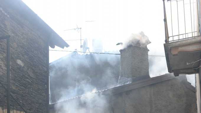 Casa in fiamme a Sueglio, un intossicato. Ferito soccorritore