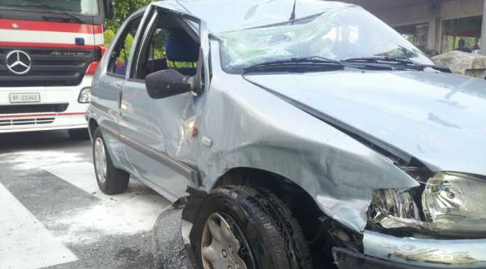 Brutto incidente tra due auto sul Lungolario Isonzo