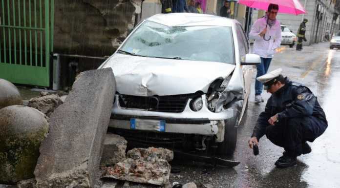 Maggianico: auto fuori controllo, tampona e sfonda un muro