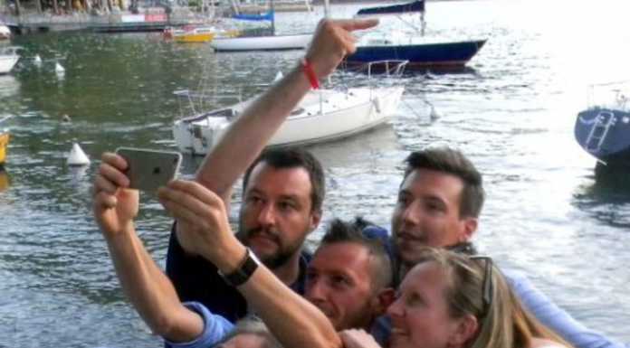 Salvini contestato, lui replica: “sfigati!” e alza il dito medio