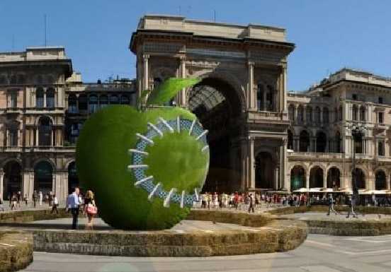 Milano: una “mela” in Piazza Duomo, è opera anche dei lecchesi