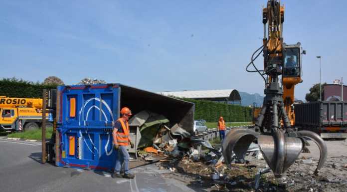 Castello B.za: rimorchio carico di rottami si ribalta sul rondò
