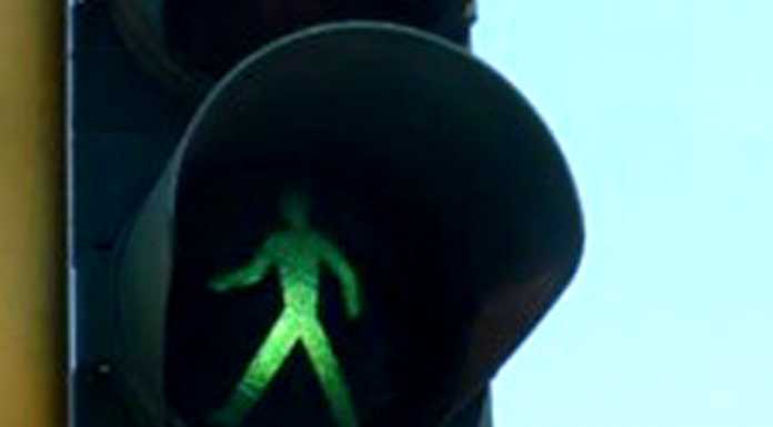 Maggianico: lite al semaforo, pedone preso a calci nei “gioielli”