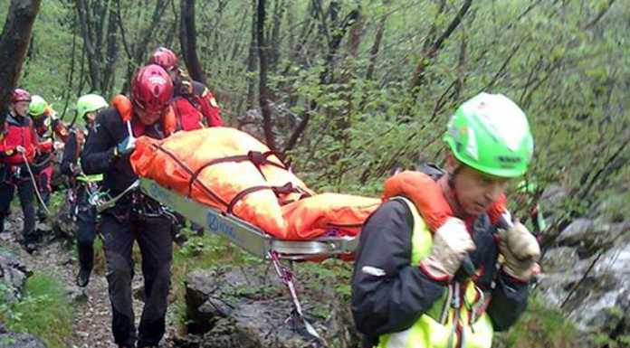 S’infortuna vicino al rifugio Monzesi, portata a valle dal Soccorso Alpino