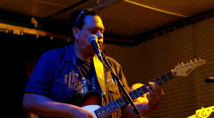 Il bluesman Tim Mitchell incanta il circolo Arci La Ferriera