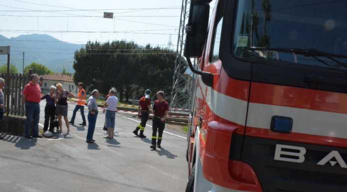 Furgone colpisce sbarra del passaggio a livello e travolge un biker