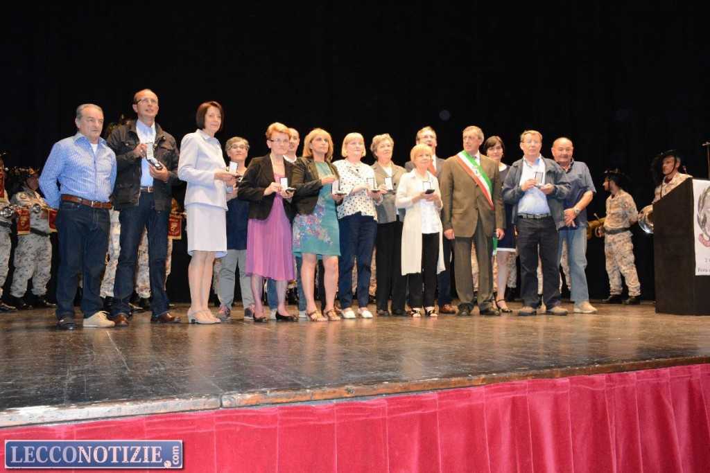 Il gruppo di familiari dei 17 reduci di Civate insieme al sindaco Baldassarre mauri