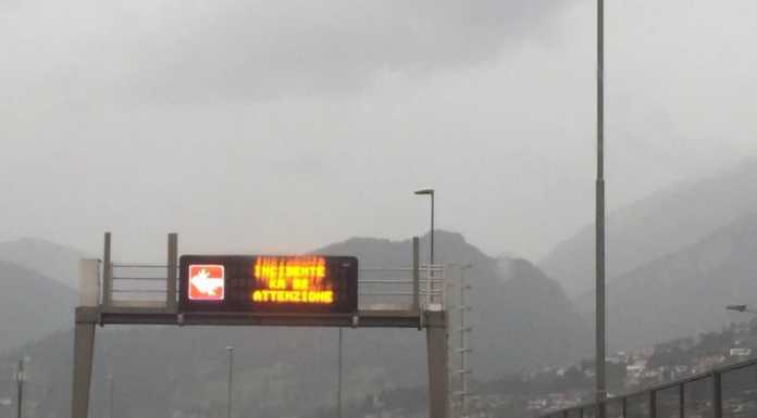 Incidente nel sottopasso di Lecco, strada chiusa in direzione nord