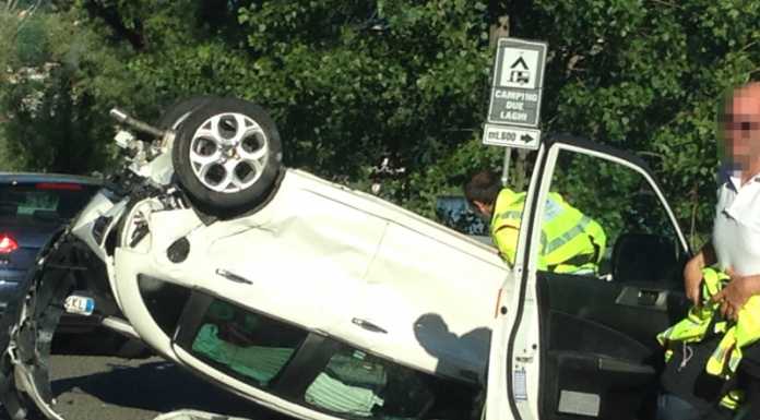 SS36. Auto si ribalta all’altezza dell’uscita Civate – Suello