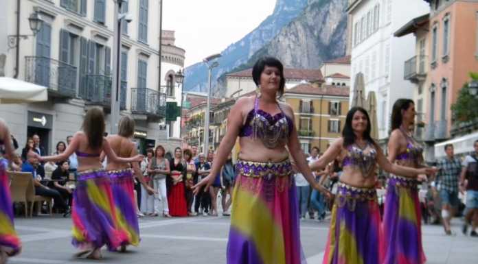 Femminilità protagonista in piazza: ballano le danzatrici del ventre