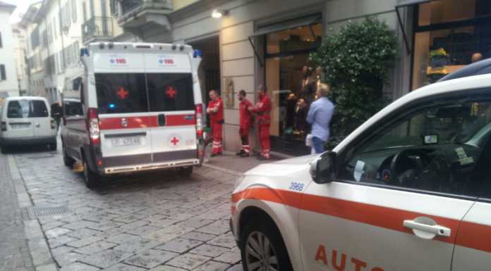 Mangia caramella e soffoca, bimbo salvato in extremis in centro Lecco